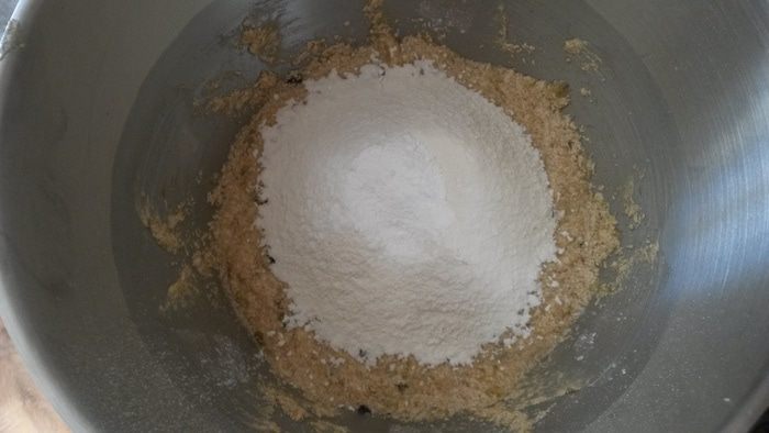 Банановый кекс с орехами, шоколадом и творожным кремом