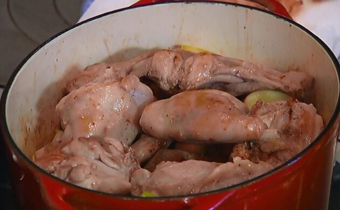 Кролик с яблоками, тушенный в вине