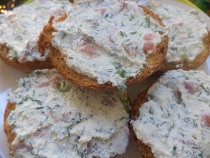 Тосты с творожно-лососевой начинкой