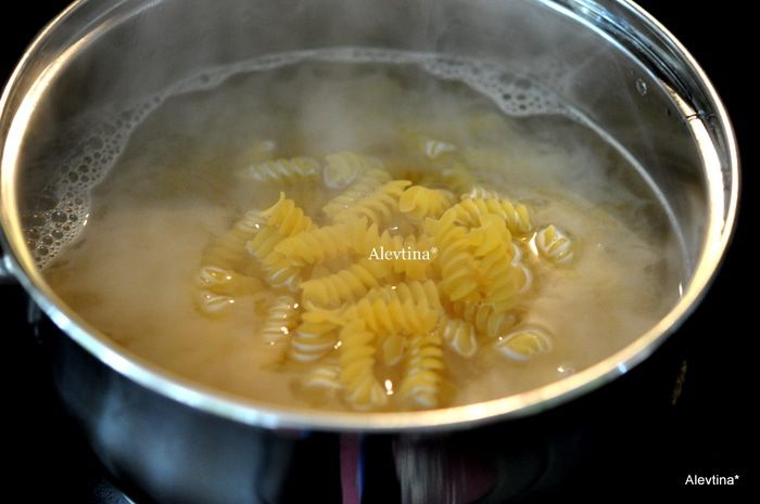 Фрикадельки с пастой и соусом