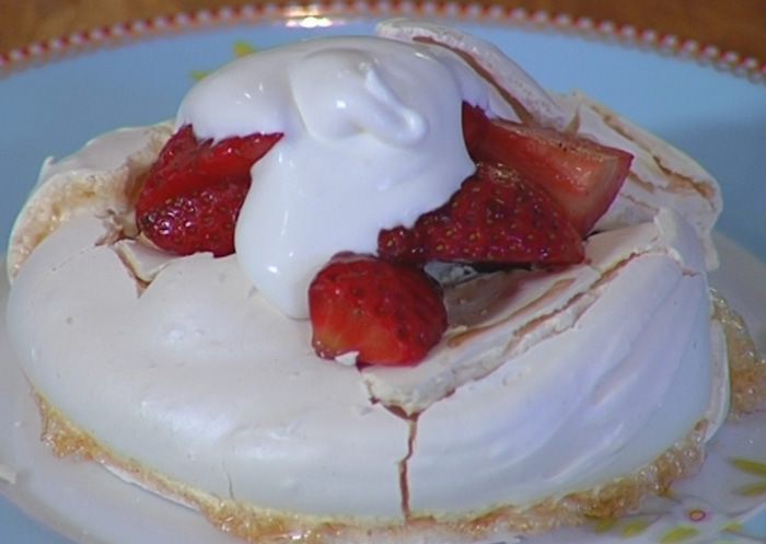 Меренги с клубникой и взбитыми сливками