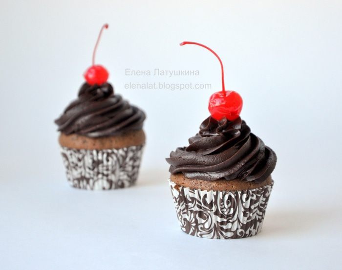 Шоколадные капкейки с грецким орехом с кусочками шоколада