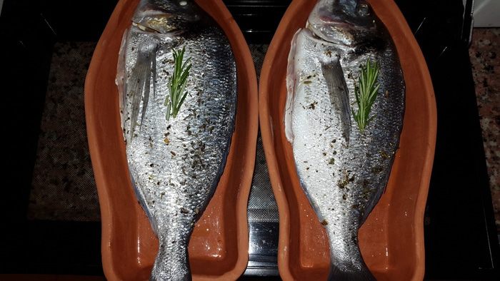 Морской лещ, запеченный с розмарином, лимоном и имбирем
