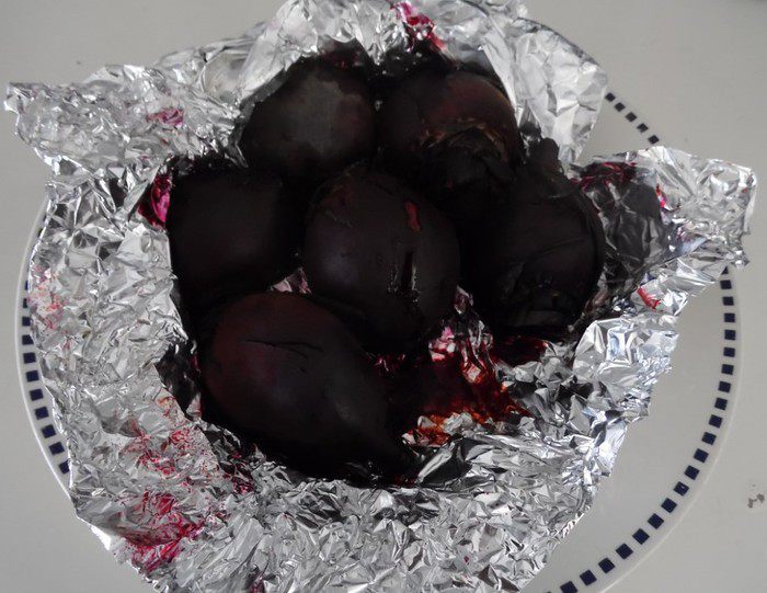 Пицца из свекольного теста с овощами и грибами