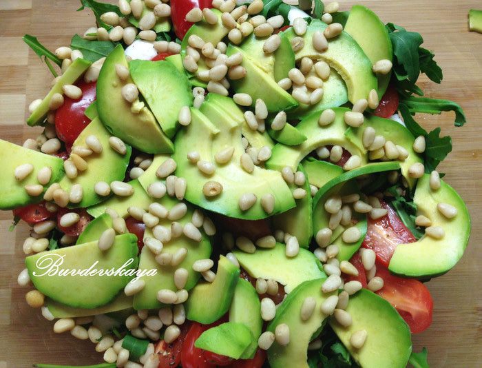 Салат с авокадо и моцареллой