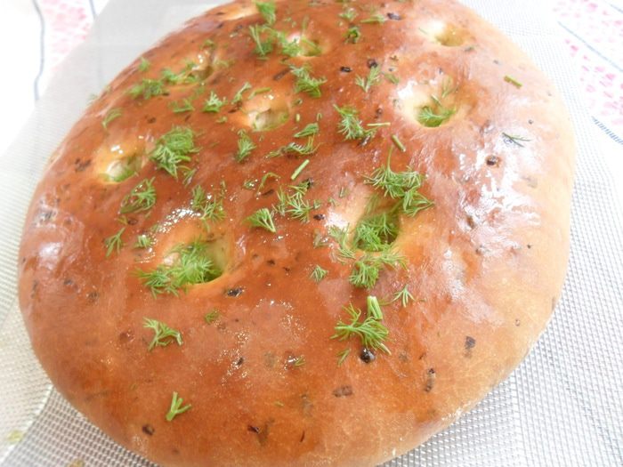 Фокачча с зеленью и чесноком