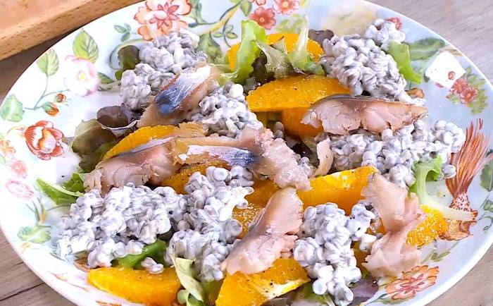 Салат из зеленой чечевицы с апельсином и копченой рыбой 