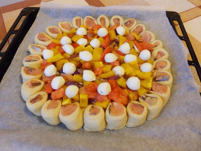 Пирог с лососем и моцареллой