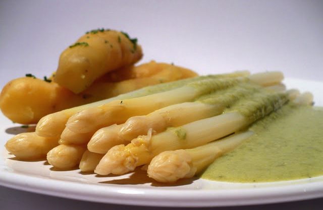 Молодая спаржа с отварным картофелем в мундирах 
