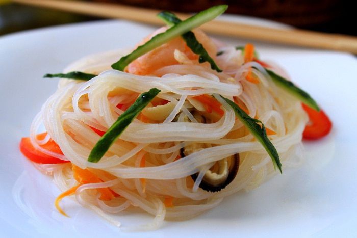 Теплый салат с фунчозой