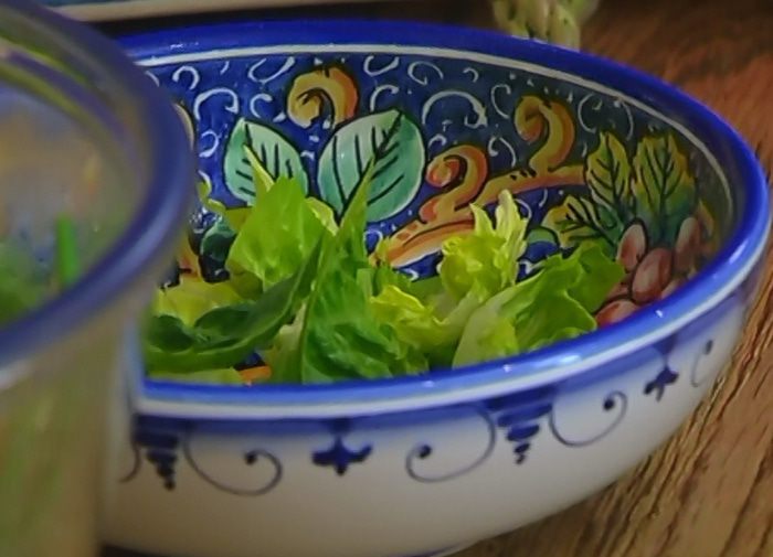 Салат Нисуаз с макаронами и яйцом пашот 