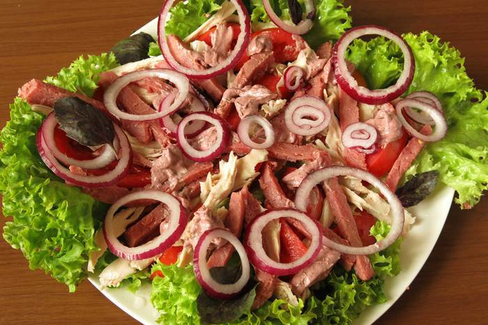 Мясной салат с майонезом-ткемали