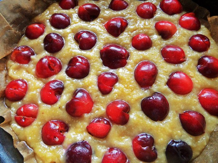 Пирог «Черешня в ореховом тесте»