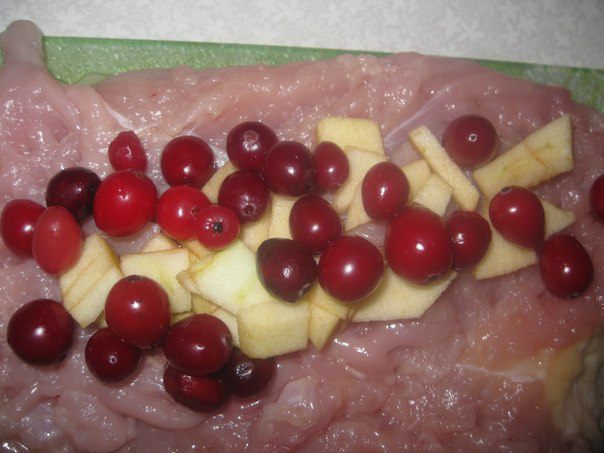Рулет из индейки с клюквой и яблоком