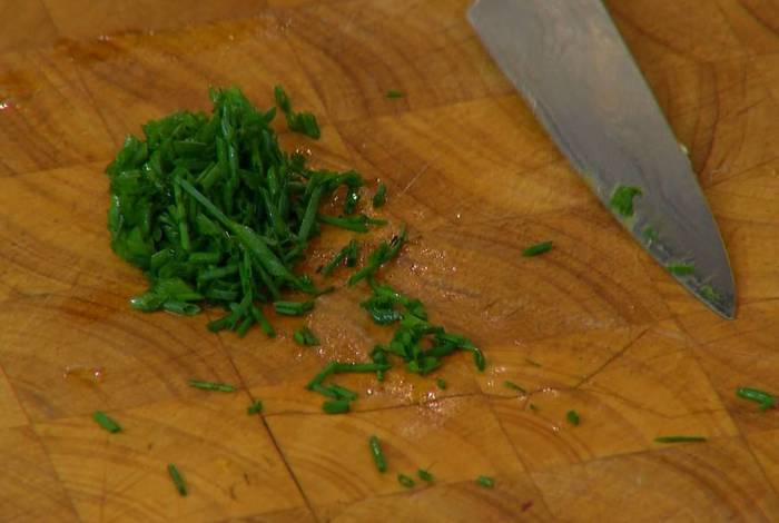 Салат со свеклой, анчоусами и грецкими орехами