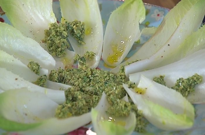 Салат с тыквой и свеклой на листьях цикория