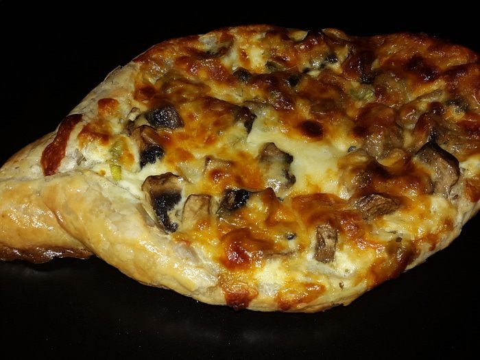 Лодочки из слоеного теста с грибами и сыром