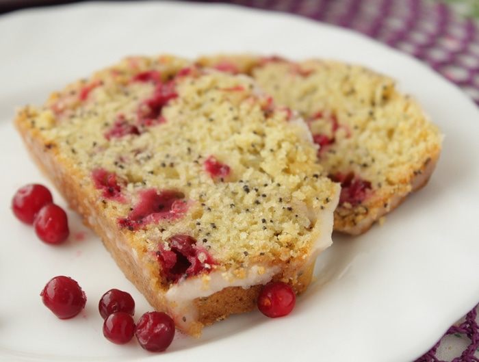 Кекс кукурузный с маком и брусникой