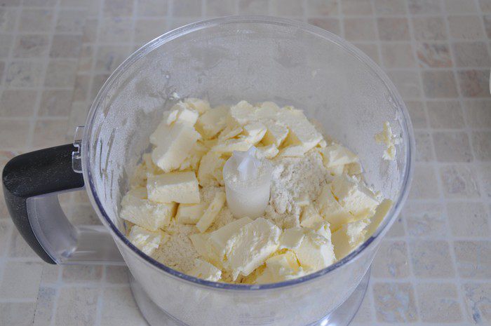 Пирожки с начинкой, тушенной в пиве и сыром
