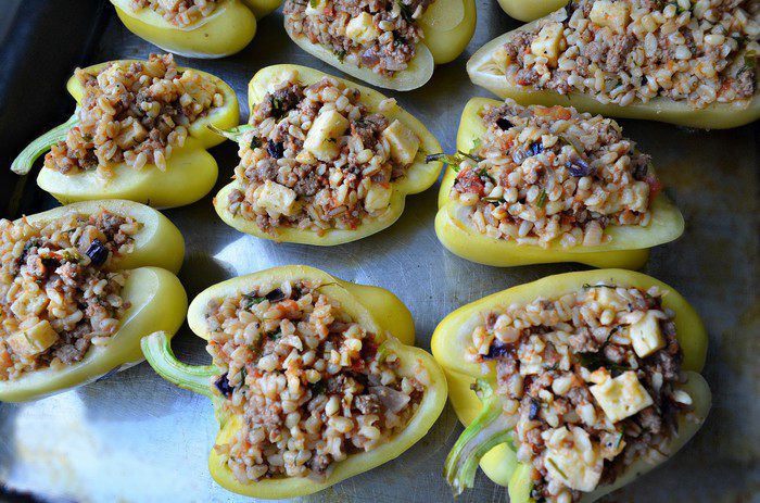 Перцы, фаршированные фаршем, булгуром и сулугуни