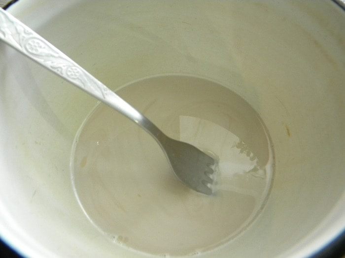 Масляный пирог с маринованной капустой