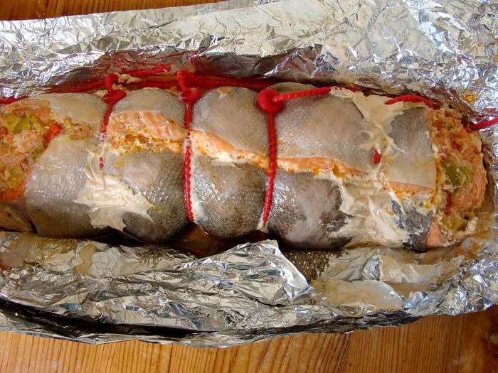 Острый лососевый рулет в тесте