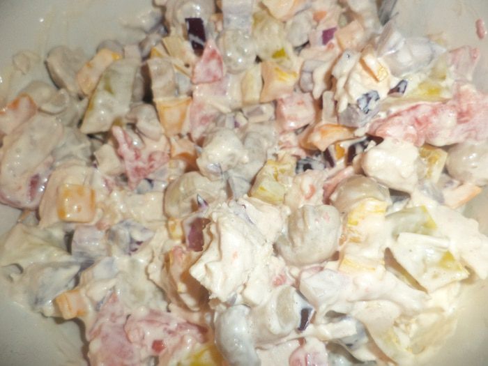 Помидоры,  фаршированные  курицей,  перцем  и  консервированными  шампиньонами