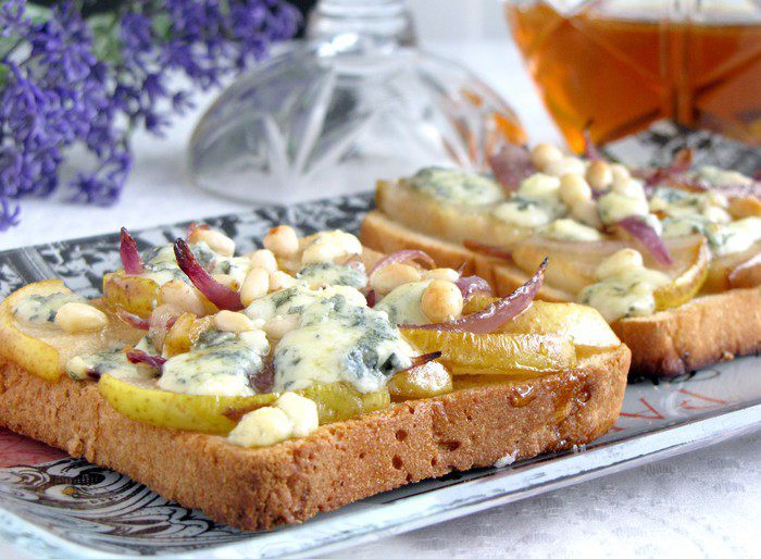 Тосты с грушей, голубым сыром и кедровыми орешками