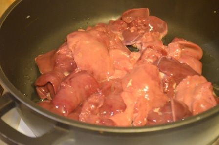 Ароматная куриная печенка с грибами и яблочным чатни