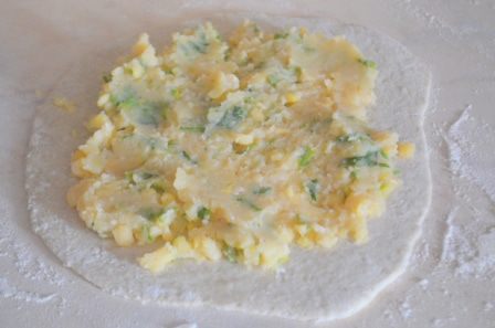 Лепешки с горохово-чесночной начинкой