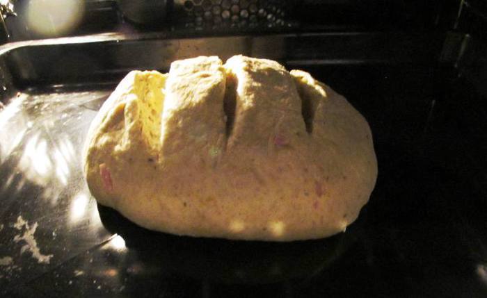 Хлеб гороховый с грудинкой и луком