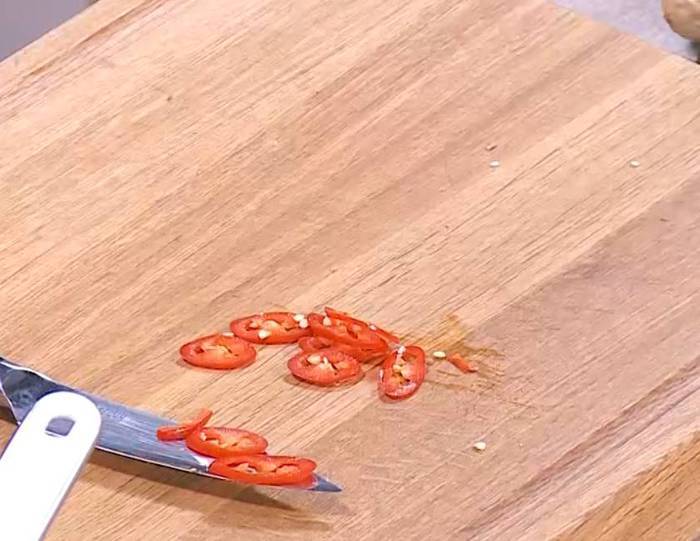 Салат из бурого риса с семгой и манго 