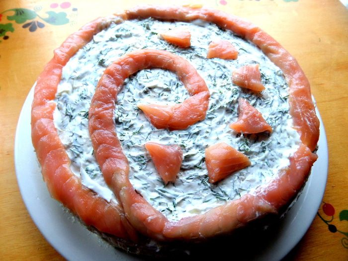 Торт из лосося с прослойкой из хачапури