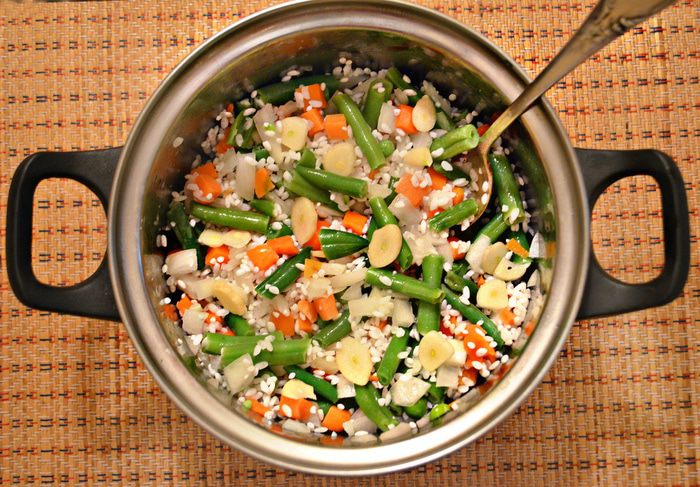 Куриные голени, запеченные с рисом и овощами