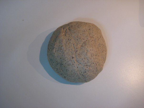 Пицца на гречневой муке с острыми креветками и руколой