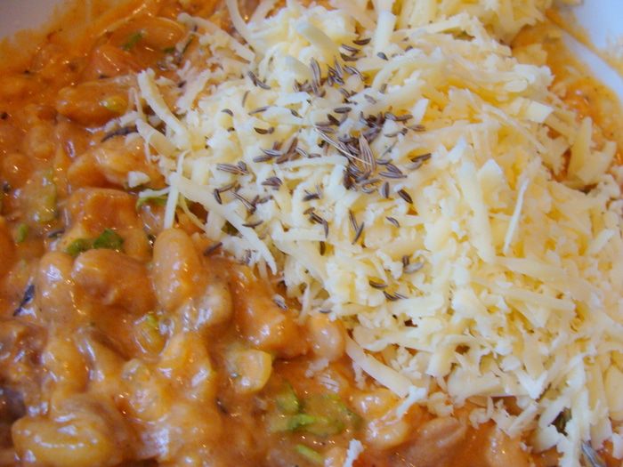 Мексиканские лепешки с фасолью, сыром и острым соусом