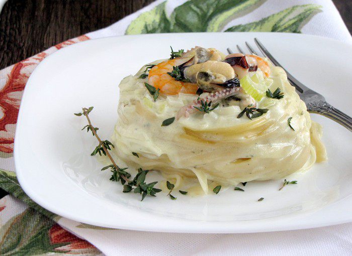 Морское ассорти в &amp;quot;гнездах&amp;quot; из тальятелле