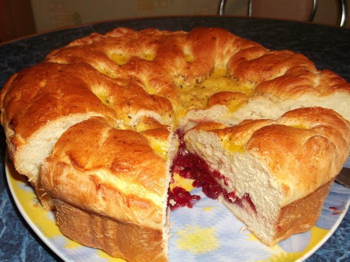 Бабушкин пирог с малиновым джемом