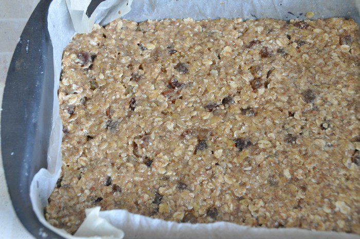 Батончики постной гранолы с изюмом и корицей