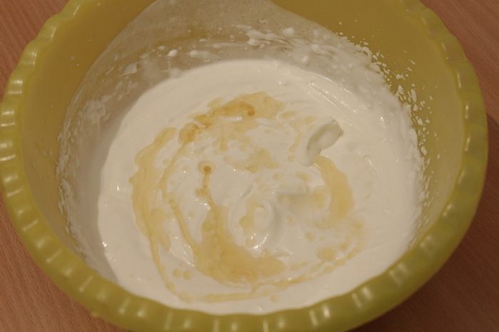 Шоколадно-брусничный торт с творожным кремом