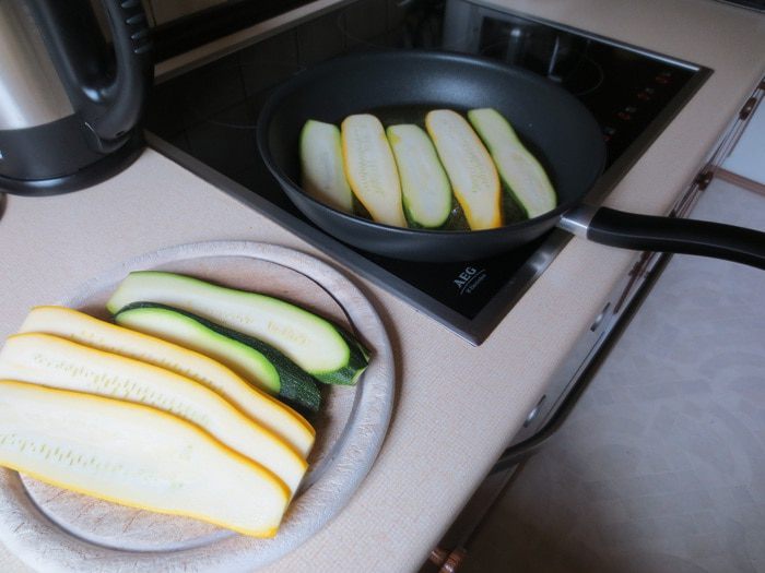 Гратен &amp;quot;Вкусняшка&amp;quot; с рулетиками из цукини с рикоттой и кедровыми орешками