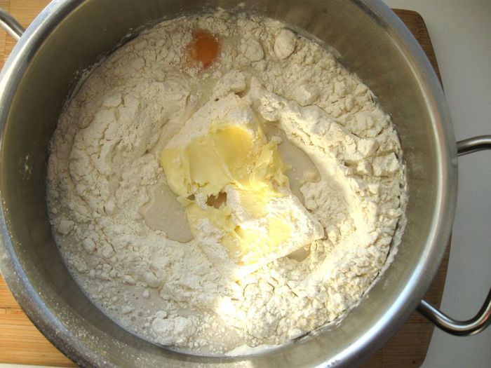 Пирог с яйцами и грибами