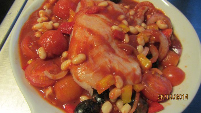 Белая рыба, запеченная с овощами, фасолью и маслинами