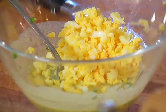 Запеченный порей с яйцами и шнитт-луком 