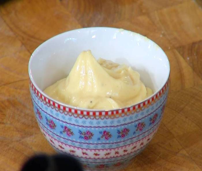 Салат с крабами, белой фасолью и спаржей