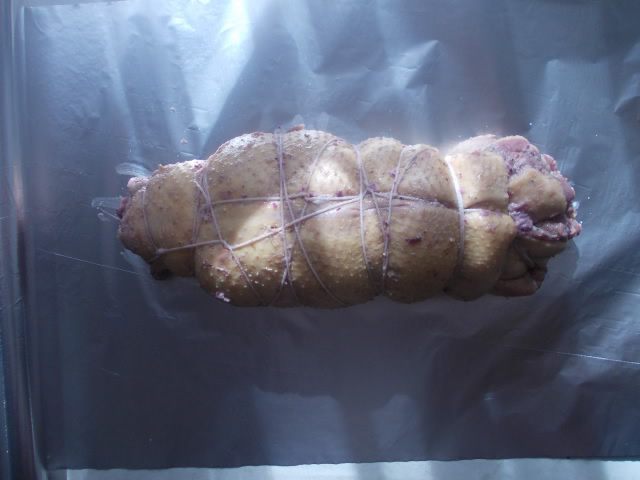 Рулет из утки с финиками и орехами