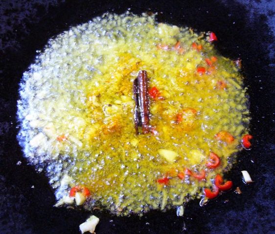 Пряный рис с цветной капустой, зеленым горошком и помидорами