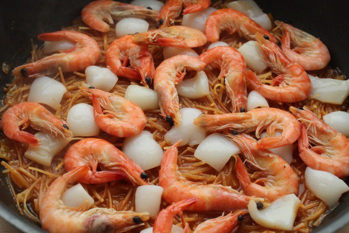 Паэлья с пастой и морепродуктами Фидеуа (Fideua)