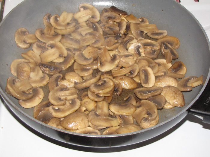 Шампиньоны с куриным филе и сладким перцем по-муромски