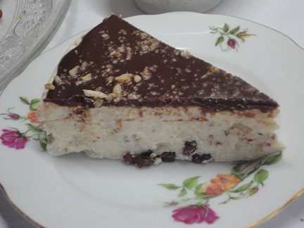 Творожник с орехами и изюмом